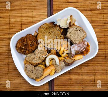 Des tas de tranches de pain rassis et d'autres produits de boulangerie rassis. Jeter le pain et l'achat du pain sans trop le besoin. Les stocks ou de biscottes pour un po Banque D'Images