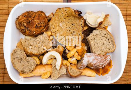 Des tas de tranches de pain rassis et d'autres produits de boulangerie rassis. Jeter le pain et l'achat du pain sans trop le besoin. Les stocks ou de biscottes pour un po Banque D'Images