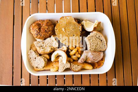 Des tas de tranches de pain rassis et d'autres produits de boulangerie rassis. Jeter le pain et l'achat du pain sans trop le besoin. Les stocks ou de biscottes pour un po Banque D'Images