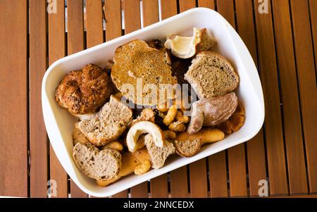 Des tas de tranches de pain rassis et d'autres produits de boulangerie rassis. Jeter le pain et l'achat du pain sans trop le besoin. Les stocks ou de biscottes pour un po Banque D'Images