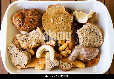 Des tas de tranches de pain rassis et d'autres produits de boulangerie rassis. Jeter le pain et l'achat du pain sans trop le besoin. Les stocks ou de biscottes pour un po Banque D'Images