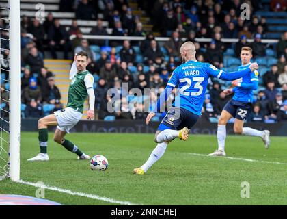 Peterborough, Royaume-Uni. 25th févr. 2023. Le milieu de terrain de Peterborough United Joe Ward (23) remet le ballon devant le but ouvert lors du match Sky Bet League 1 Peterborough vs Plymouth Argyle au Weston Homes Stadium, Peterborough, Royaume-Uni, 25th février 2023 (photo de Stanley Kasala/News Images) à Peterborough, Royaume-Uni, le 2/25/2023. (Photo de Stanley Kasala/News Images/Sipa USA) crédit: SIPA USA/Alay Live News Banque D'Images