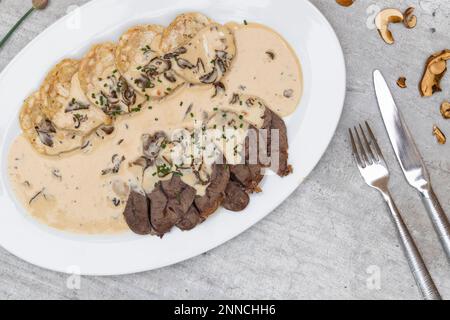 viande de bœuf avec sauce aux champignons crème et boulettes karlsbad Banque D'Images