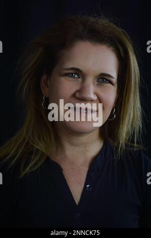 portrait d'une belle femme blonde souriant joyeusement spontanément et honnêtement Banque D'Images