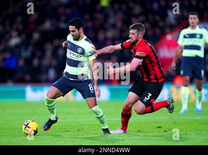 Ilkay Gundogan de Manchester City (à gauche) et Jack Stephens de Bournemouth se battent pour le ballon lors du match de la Premier League au stade Vitality, à Bournemouth. Date de la photo: Samedi 25 février 2023. Banque D'Images