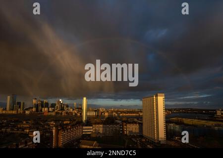 Londres, Royaume-Uni. 25th février 2023. Météo au Royaume-Uni : un coucher de soleil spectaculaire brise l'arc-en-ciel au-dessus de l'est de Londres lors d'une brève tempête de pluie. Credit: Guy Corbishley/Alamy Live News Banque D'Images