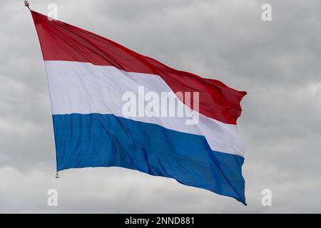 Drapeau hollandais hissé lors d'un jour férié Banque D'Images