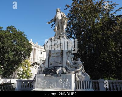 Mozart Denkmal traduction Mozart monument à Burggarten par l'architecte Karl Koenig et le sculpteur Viktor Tilgner vers 1896 à Vienne, Autriche Banque D'Images