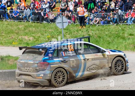 Pierre Ragues à bord de sa voiture de course VW Polo en Croatie WRC Rally à Kumrovec en avril 2022 Banque D'Images