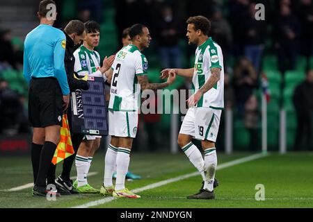 GRONINGEN, PAYS-BAS - FÉVRIER 25 : Damil Dankerlui du FC Groningen et Liam van Gelderen du FC Groningen lors du match Eredivisiie entre le FC Groningen et Excelsior à l'Euroborg sur 25 février 2023 à Groningen, pays-Bas (photo d'Andre Weening/Orange Pictures) Banque D'Images