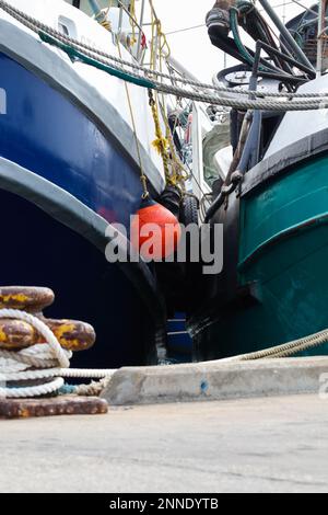 Bateaux de chalutier avec équipement de pêche dans le port Banque D'Images