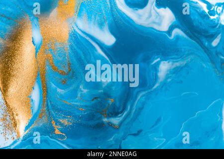 Texture artistique fluide bleue et dorée, tourbillons métalliques et effet marbre pour un design et un décor modernes. Banque D'Images