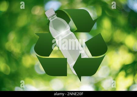 Bouteille en plastique avec symbole de recyclage sur fond vert Banque D'Images