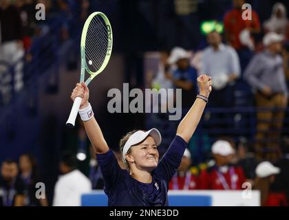 Dubaï, Émirats arabes Unis, 25th. Fév. 2023. Le joueur de tennis tchèque Barbora Krejcikova remporte le tournoi des Championnats de tennis duty Free de Dubaï au Stade de tennis duty Free de Dubaï le samedi 25 février 2023., © Juergen Hasenkopf / Alamy Live News Banque D'Images