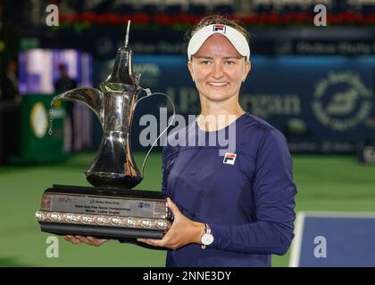 Dubaï, Émirats arabes Unis, 25th. Fév. 2023. Le joueur de tennis tchèque Barbora Krejcikova remporte le tournoi des Championnats de tennis duty Free de Dubaï au Stade de tennis duty Free de Dubaï le samedi 25 février 2023., © Juergen Hasenkopf / Alamy Live News Banque D'Images