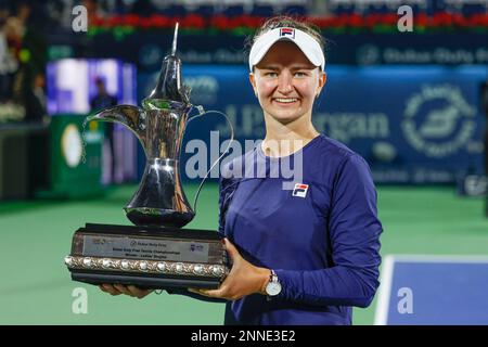 Dubaï, Émirats arabes Unis, 25th. Fév. 2023. Le joueur de tennis tchèque Barbora Krejcikova remporte le tournoi des Championnats de tennis duty Free de Dubaï au Stade de tennis duty Free de Dubaï le samedi 25 février 2023., © Juergen Hasenkopf / Alamy Live News Banque D'Images