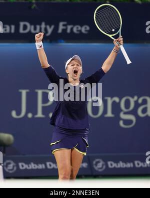 Dubaï, Émirats arabes Unis, 25th. Fév. 2023. Le joueur de tennis tchèque Barbora Krejcikova remporte le tournoi des Championnats de tennis duty Free de Dubaï au Stade de tennis duty Free de Dubaï le samedi 25 février 2023., © Juergen Hasenkopf / Alamy Live News Banque D'Images