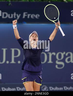 Dubaï, Émirats arabes Unis, 25th. Fév. 2023. Le joueur de tennis tchèque Barbora Krejcikova remporte le tournoi des Championnats de tennis duty Free de Dubaï au Stade de tennis duty Free de Dubaï le samedi 25 février 2023., © Juergen Hasenkopf / Alamy Live News Banque D'Images