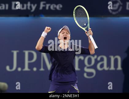 Dubaï, Émirats arabes Unis, 25th. Fév. 2023. Le joueur de tennis tchèque Barbora Krejcikova remporte le tournoi des Championnats de tennis duty Free de Dubaï au Stade de tennis duty Free de Dubaï le samedi 25 février 2023., © Juergen Hasenkopf / Alamy Live News Banque D'Images