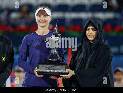 Dubaï, Émirats arabes Unis, 25th. Fév. 2023. Shaika Lativa remet le trophée au joueur de tennis tchèque Barbora Krejcikova lors du tournoi des Championnats de tennis duty Free de Dubaï au Stade de tennis duty Free de Dubaï le samedi 25 février 2023., © Juergen Hasenkopf / Alamy Live News Banque D'Images