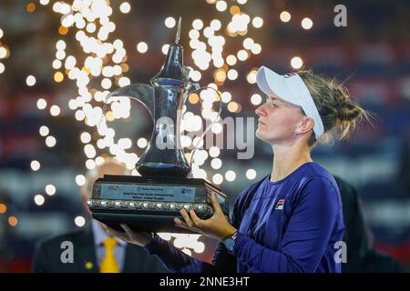 Dubaï, Émirats arabes Unis, 25th. Fév. 2023. Le joueur de tennis tchèque Barbora Krejcikova remporte le tournoi des Championnats de tennis duty Free de Dubaï au Stade de tennis duty Free de Dubaï le samedi 25 février 2023., © Juergen Hasenkopf / Alamy Live News Banque D'Images