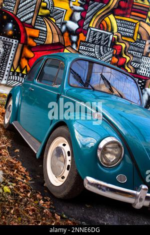 Bordeaux, France - 16 septembre 2016 : Bleu Volkswagen Beetle voiture ancienne garée dans la ville. Fabriqué par la société allemande Volkswagen AG à partir de 1 Banque D'Images