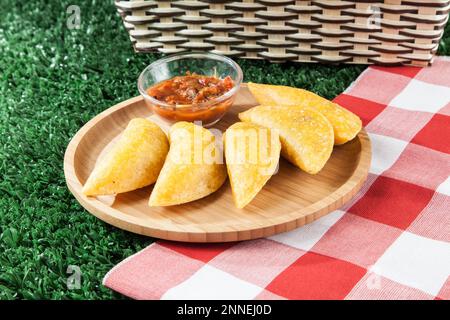 Savoureuse cuisine colombienne, empanada frite ; photo sur fond de bois. Banque D'Images