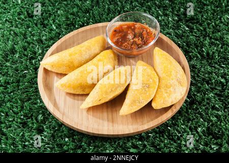 Savoureuse cuisine colombienne, empanada frite ; photo sur fond de bois. Banque D'Images