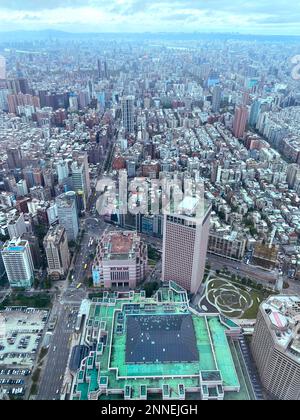 Vue de la ville de Taipei sous un angle élevé. La photo a été prise de la Tour Taipei 101. Banque D'Images