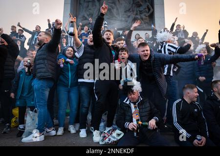 Londres, Royaume-Uni. 25th févr. 2023. Les fans de Newcastle United descendent dans Trafalgar Square avant leur finale de la Carabao Cup contre Manchester United. Credit: Andy Barton/Alay Live News Banque D'Images