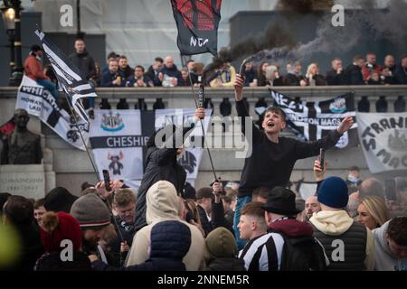Londres, Royaume-Uni. 25th févr. 2023. Les fans de Newcastle United descendent dans Trafalgar Square avant leur finale de la Carabao Cup contre Manchester United. Credit: Andy Barton/Alay Live News Banque D'Images