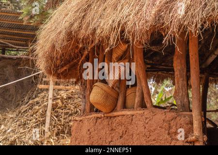 Caratu, Tanzanie - 16 octobre 2022 : paniers en osier faits à la main dans une cabane traditionnelle faite de boue, de branches et de paille, dans la banlieue de Caratu, Tanzanie. Banque D'Images