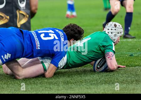 Rome, Italie. 25 févr. 2023. Le Mack Hansen, de l'Irlande, a fait un essai de dernière minute pour que l'Irlande scelle la victoire dans le conflit des six nations contre l'Italie au Stadio Olimpico à Rome. Note finale: Italie 20 - Irlande 34. Rome, Italie. 25 févr. 2023. Banque D'Images