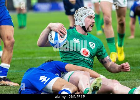 Rome, Italie. 25 févr. 2023. Le Mack Hansen, de l'Irlande, a fait un essai de dernière minute pour que l'Irlande scelle la victoire dans le conflit des six nations contre l'Italie au Stadio Olimpico à Rome. Note finale: Italie 20 - Irlande 34. Rome, Italie. 25 févr. 2023. Banque D'Images