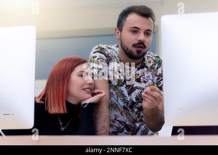 Les jeunes dans l'école de programmation.les élèves apprennent dans Une classe de programmation Banque D'Images
