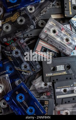 Barcelone, Espagne - 03 février 2022: Cassettes de différentes marques et couleurs empilées Banque D'Images