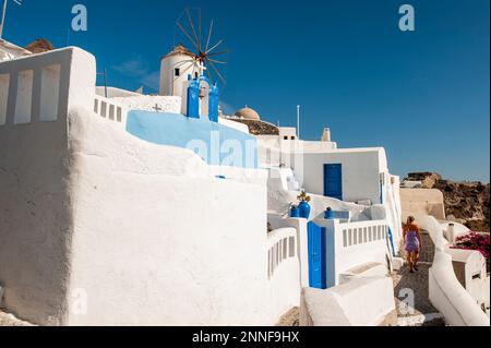 Europe, Grèce, Santorin, Oia. Vue sur le moulin à vent depuis Oia, Santorin. Banque D'Images