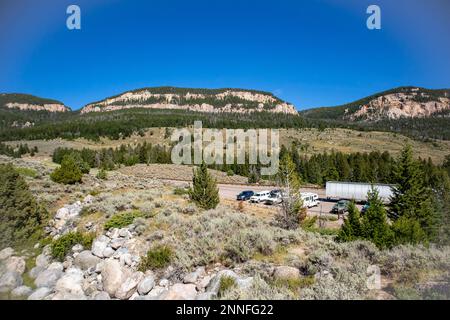 La forêt nationale de Bighorn, au Wyoming, sur l'autoroute 16 avec le pin gris (Pinus flexilis) qui pousse dans les falaises rocheuses, à l'horizontale Banque D'Images