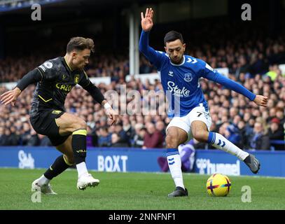 Goodison Park, Liverpool, Royaume-Uni. 25th févr. 2023. Premier League football, Everton contre Aston Villa; Dwight McNeil d'Everton prend Matty Cash de Aston Villa crédit: Action plus Sports/Alay Live News Banque D'Images