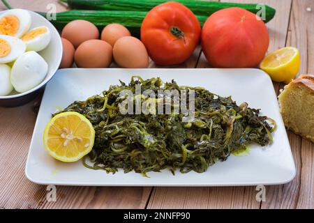 Cuisine grecque. Délicieux pissenlit bouilli. Horta ou Wild Greens. Banque D'Images