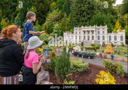 06.08.2021 Torquay, Royaume-Uni. Village modèle miniature de Babbacombe. Des scènes touristiques pour enfants qui incargent la vie et la culture britanniques depuis des décennies. Banque D'Images