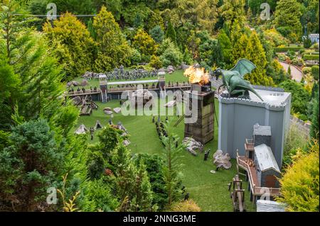 06.08.2021 Torquay, Royaume-Uni. Village modèle miniature de Babbacombe. Scène avec le dragon de feu à l'époque médiévale. Banque D'Images