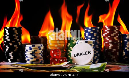 Jeux de cartes de poker jetons d'argent et de dés rouges sur la photo de feu Banque D'Images