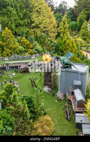 06.08.2021 Torquay, Royaume-Uni. Village modèle miniature de Babbacombe. Scène avec le dragon de feu à l'époque médiévale. Banque D'Images