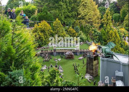 06.08.2021 Torquay, Royaume-Uni. Village modèle miniature de Babbacombe. Scène avec le dragon de feu à l'époque médiévale. Banque D'Images