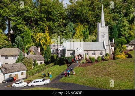 06.08.2021 Torquay, Royaume-Uni. Village modèle miniature de Babbacombe. Scène avec mariage en face de l'église. Banque D'Images