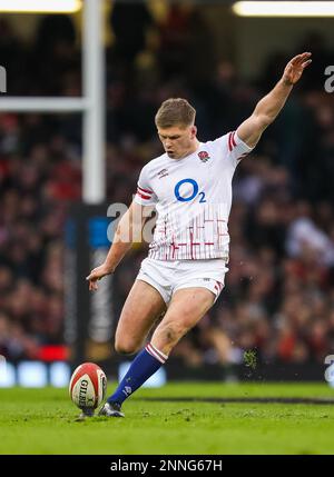 25th février 2023; Stade de la Principauté, Cardiff, pays de Galles: Six Nations International Rugby pays de Galles contre Angleterre; Owen Farrell d'Angleterre commence à but Banque D'Images