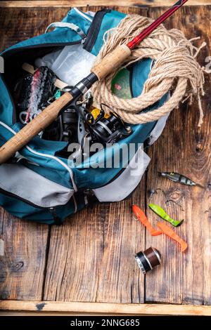 Canne à pêche et sac à main. Préparation à la pêche. Un sac avec une variété d'appâts et de matériel. Banque D'Images