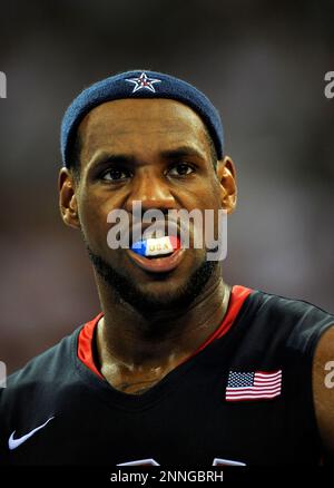 LeBron James des États-Unis se fait des gestes lors de leur match de médaille d'or de basket-ball contre l'Espagne, le dixième jour des Jeux Olympiques de Beijing 2008 à Beijing, en Chine, le dimanche 24 août 2008. Photo de Victor Fraile Banque D'Images