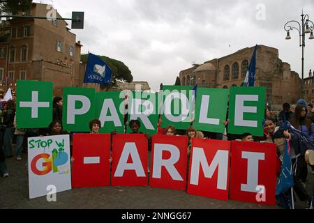 Roma, Roma. 25th févr. 2023. Italie, Rome, 2023/2/25. Les gens assistent à une procession de la paix aux flambeaux en Ukraine, à Rome. Les troupes russes sont entrées en territoire ukrainien le 24 février 2022, au début d'un conflit qui a provoqué la destruction et une crise humanitaire. Un an plus tard, les combats se poursuivent dans de nombreuses régions du pays.Photographie par Alessia Giuliani /Catholic Press photo . LIMITÉ À UNE UTILISATION ÉDITORIALE - PAS DE MARKETING - PAS DE CAMPAGNES PUBLICITAIRES. Crédit : Agence photo indépendante/Alamy Live News Banque D'Images